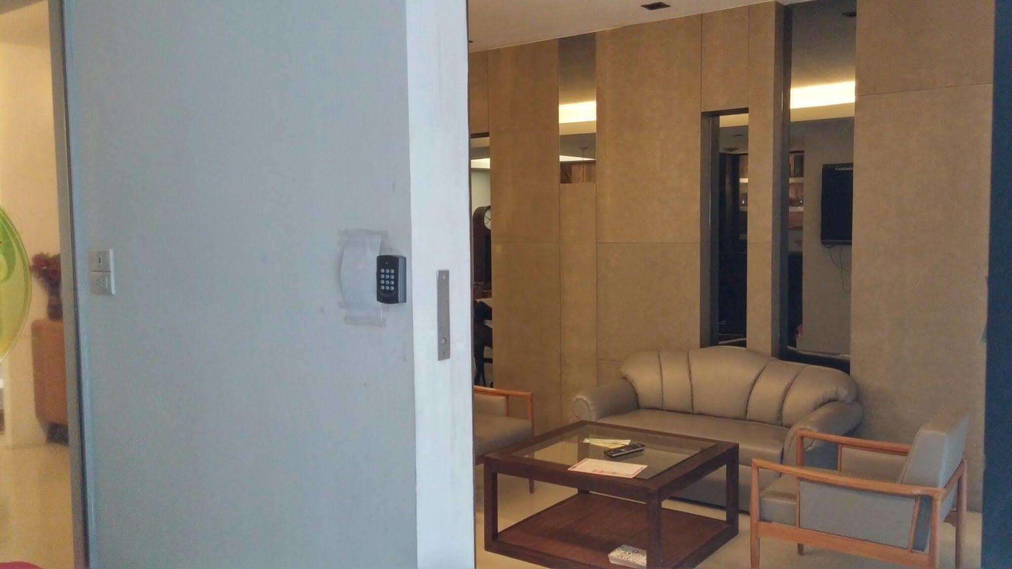 At One Inn Hualampong Bangkok Exterior foto