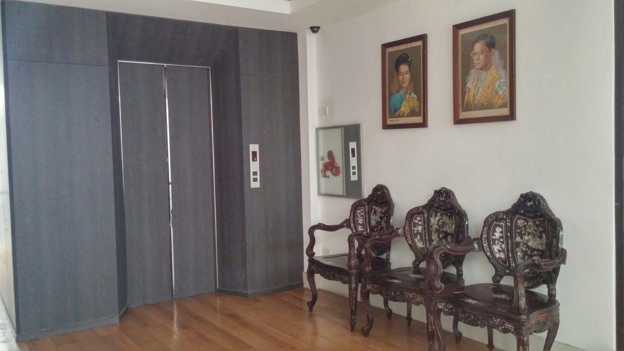 At One Inn Hualampong Bangkok Exterior foto