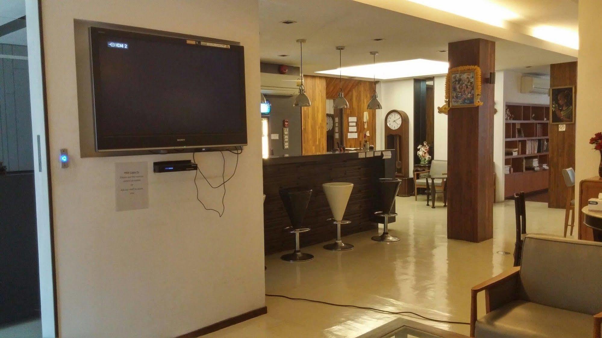 At One Inn Hualampong Bangkok Exterior foto