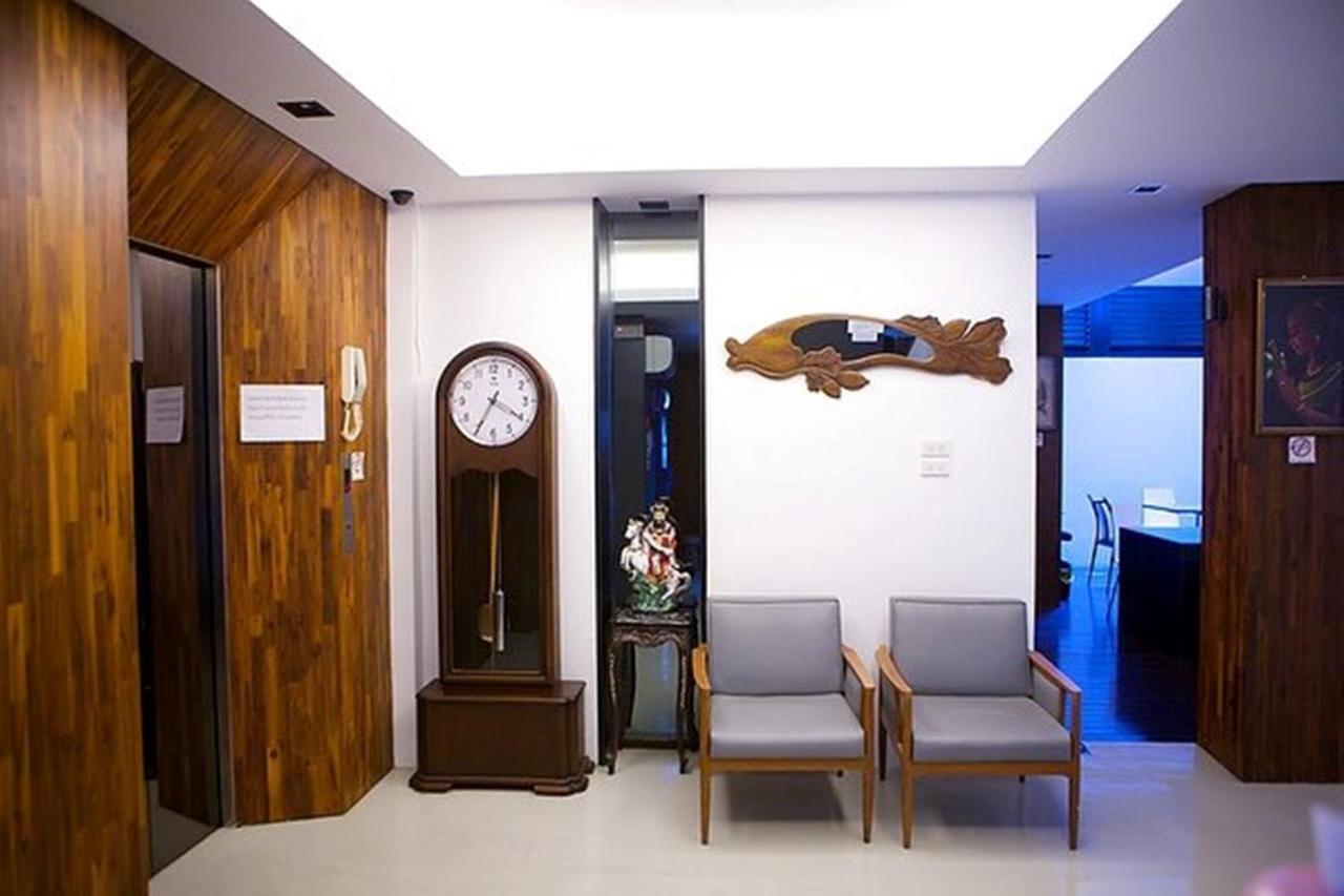 At One Inn Hualampong Bangkok Exterior foto